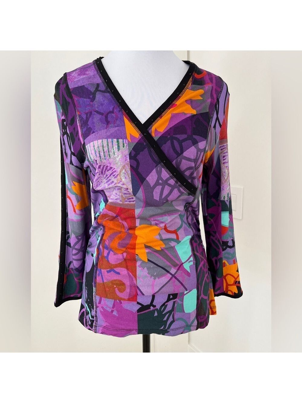 DOLCEZZA Simply Art Pullover Top 3/4 Sleeve V Neck Front Studs Artsy Colourful